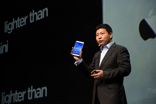 Huawei-Chef Richard Yu zeigt das neue Mediapad X1 7.0. (Bild: Fabian Hamacher/Golem.de)